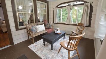 Televisio, takka, kirjoja