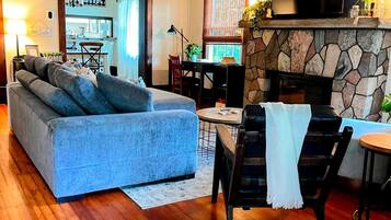 Televisio, takka, kirjoja