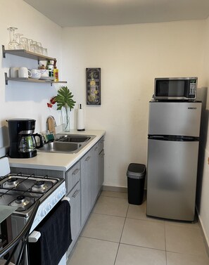 Kühlschrank, Mikrowelle, Ofen, Herdplatte