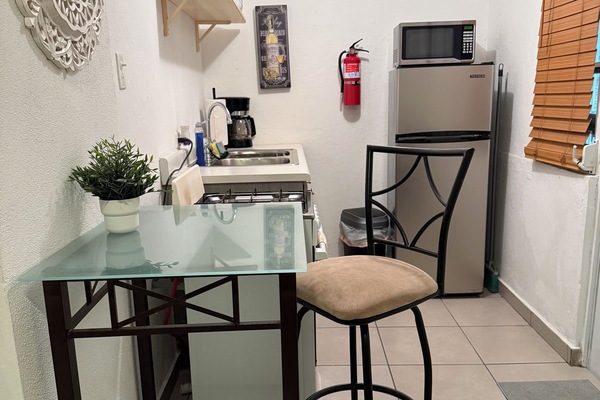 Réfrigérateur, micro-ondes, four, plaque de cuisson