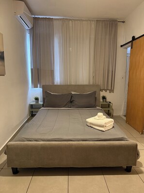 1 Schlafzimmer, Schreibtisch, BĂŒgeleisen/BĂŒgelbrett, kostenloses WLAN