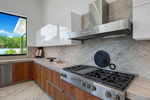 Réfrigérateur, four à micro-ondes, un four, surface de cuisson