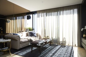Smart TV - Degraves Studio Apartment-hotel luxury with the comfort of home in Melbourne CBD (Melbourne)