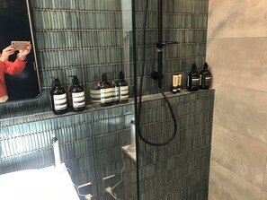 Badewanne, Whirlpool, Haartrockner, Handtücher