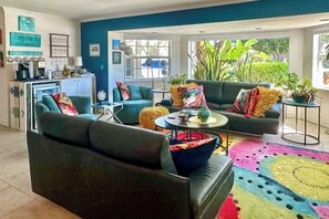 Télévision à écran plat, livres, chaîne hi-fi