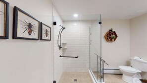 Combined shower/tub, jetted tub, towels