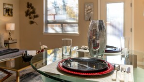 Dining - 30Min To Lake Tahoe 3BD Private Retreat Parking WiFi Downtown Carson City (Carson City)