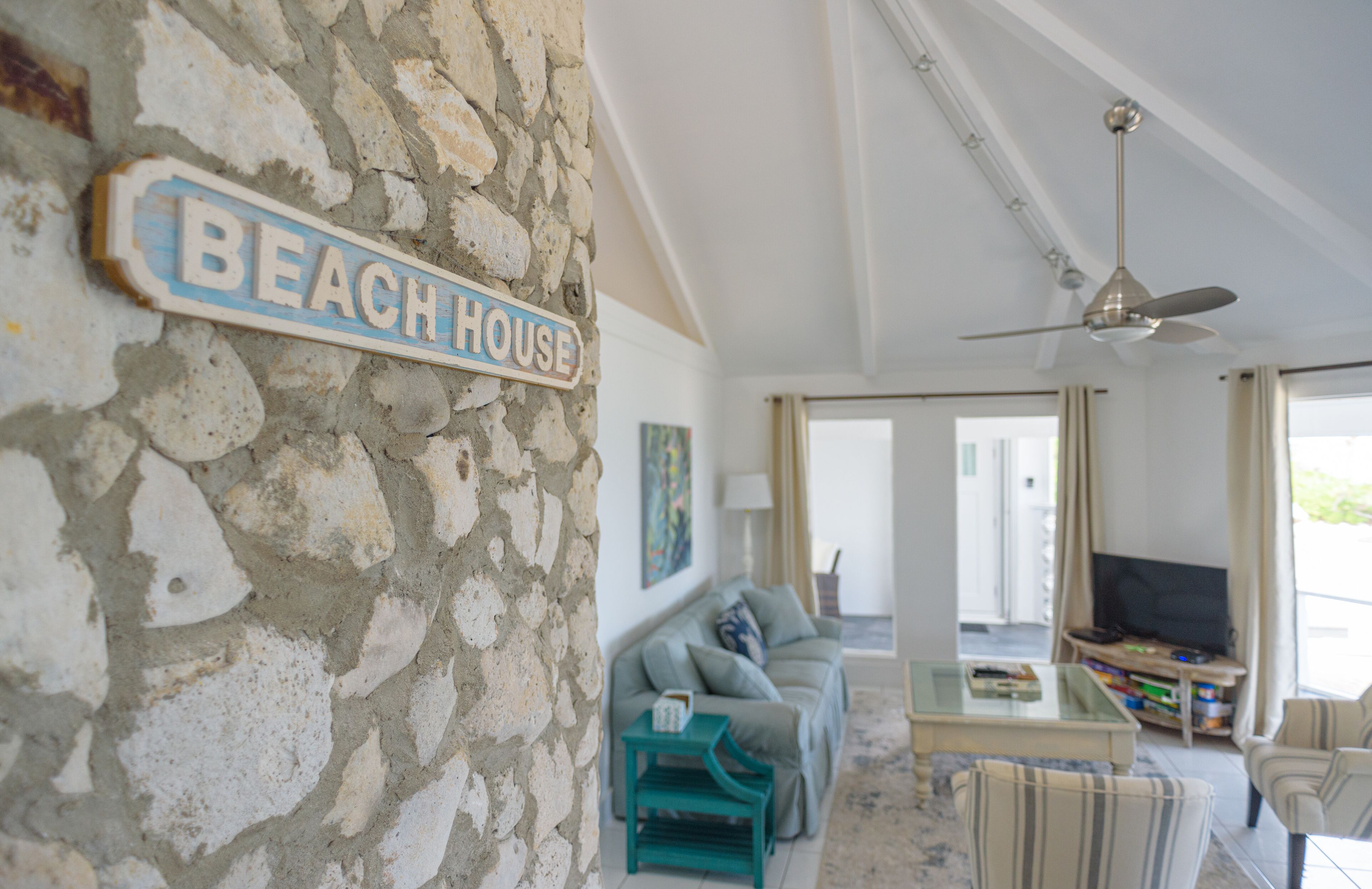 TV connectée, lecteur de DVD, livres