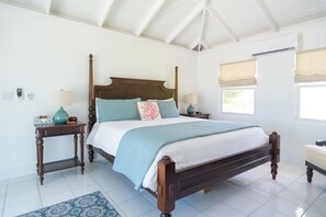 3 chambres, bureau, fer et planche à repasser, lit de bébé portatif