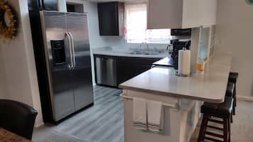 Geladeira, micro-ondas, fogão, cooktop