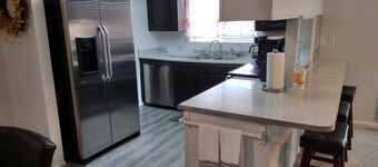 8b/5b Centrally Located Home, Sleeps 36