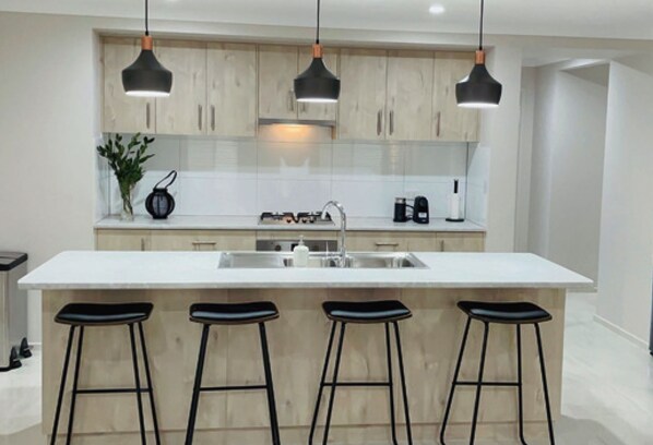 Een koelkast, een microgolfoven, een oven, een kookplaat