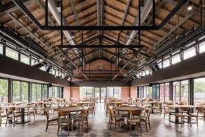 2 restaurants; breakfast, lunch, and dinner served