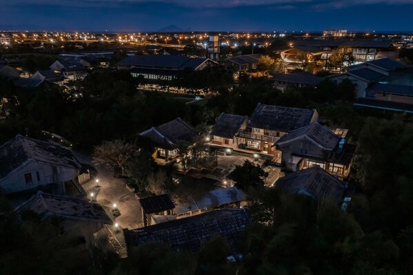 Façade de lâhĂ©bergement â soirĂ©e/nuit