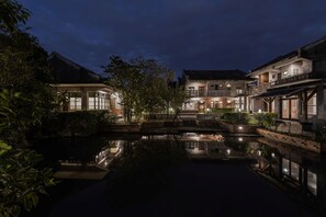 A traditional building with a courtyard and a reflective water feature. - The Moment Hotel Yilan by Lakeshore (Wujie)