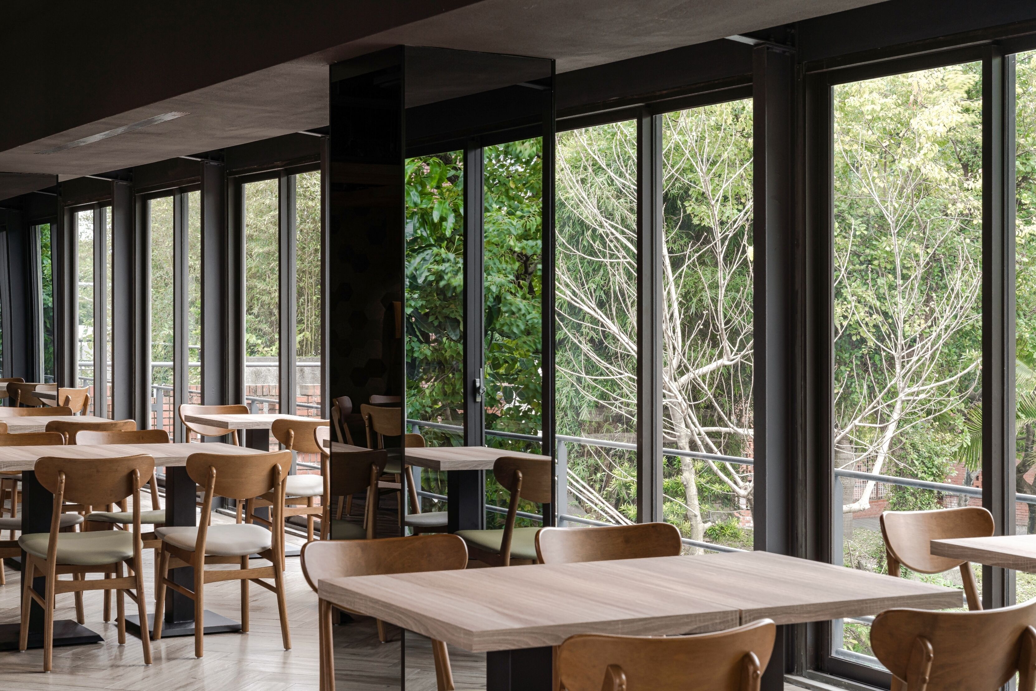 2 restaurants, breakfast, lunch, dinner served; chinese cuisine