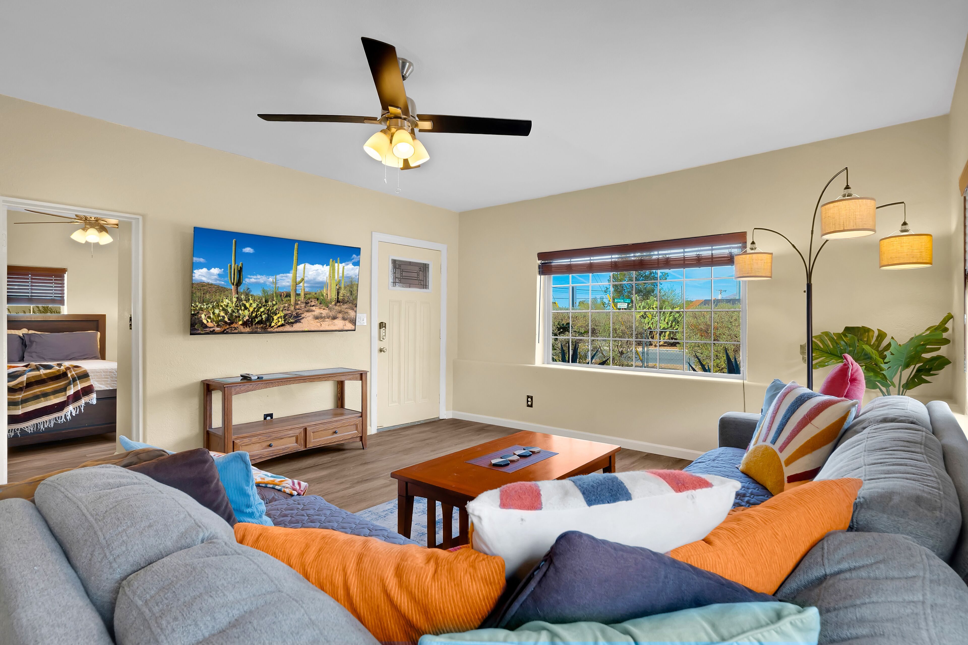 2 quartos, escrivaninha, ferros/tábuas de passar roupa, berço de viagem