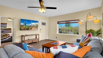 2 quartos, escrivaninha, ferros/tábuas de passar roupa, berço de viagem