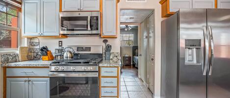 Refrigerador, microondas, horno y parrilla de estufa