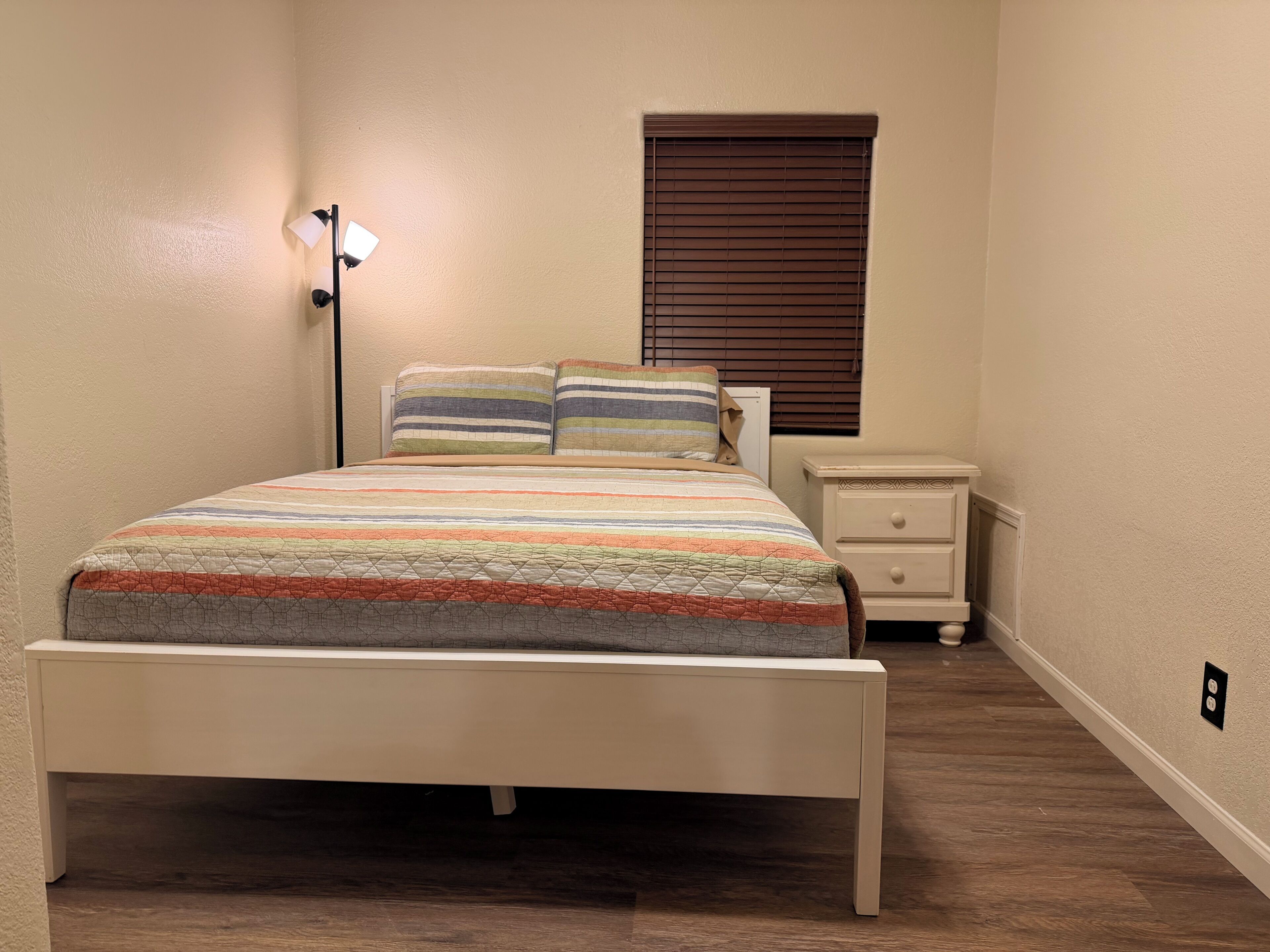 2 habitaciones, escritorio y tabla de planchar con plancha 