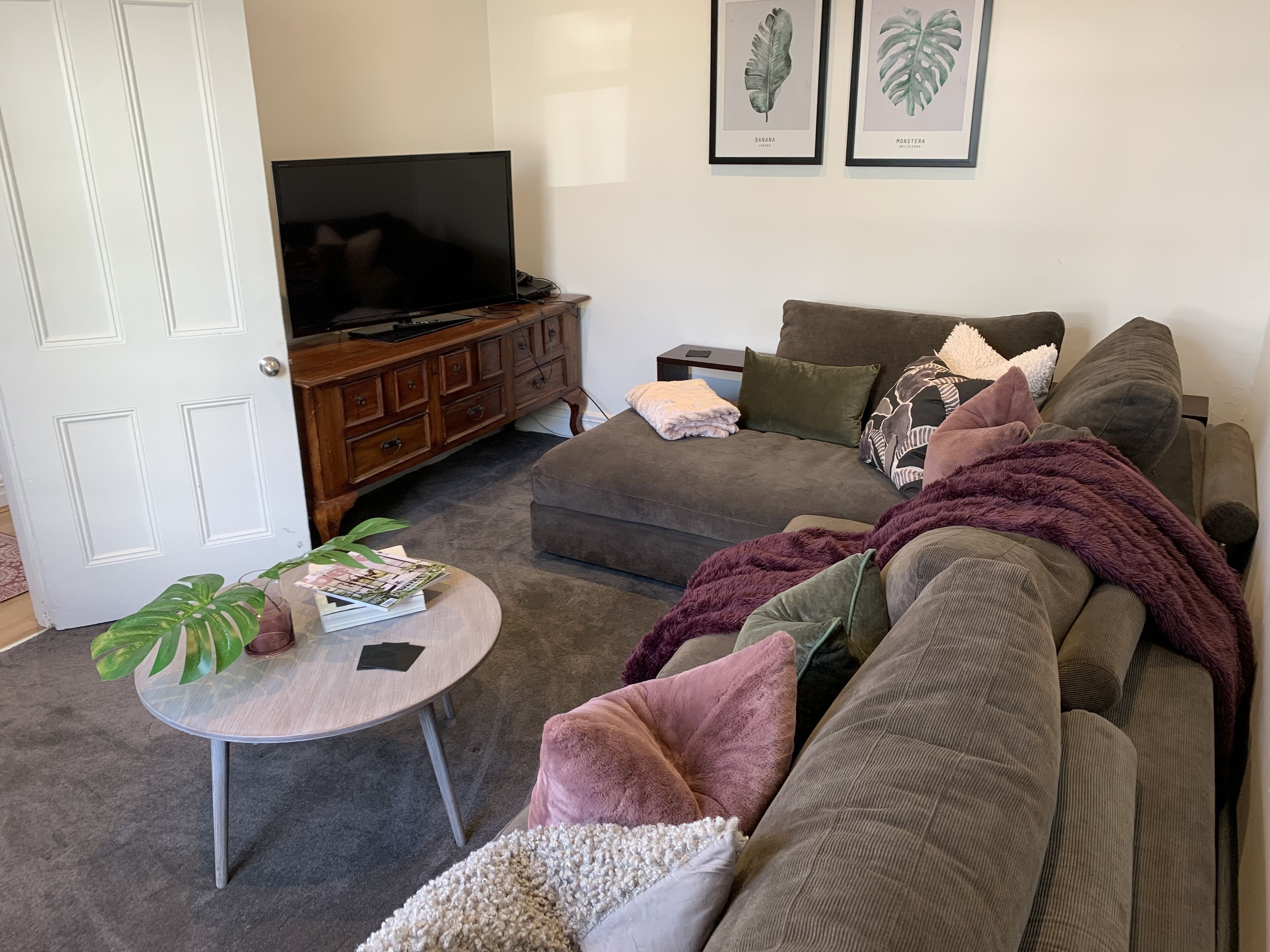 Walk to the MCG AAMI Park - Free Late Checkout Great Location & Backyard — image 14