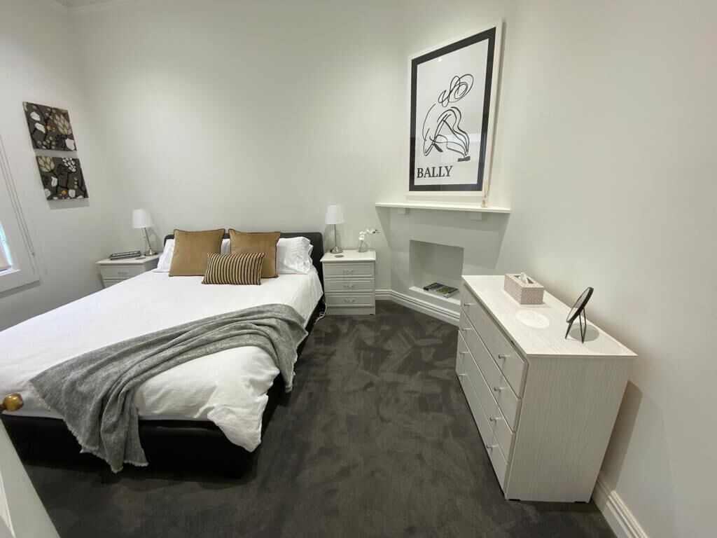 Walk to the MCG AAMI Park - Free Late Checkout Great Location & Backyard — image 19