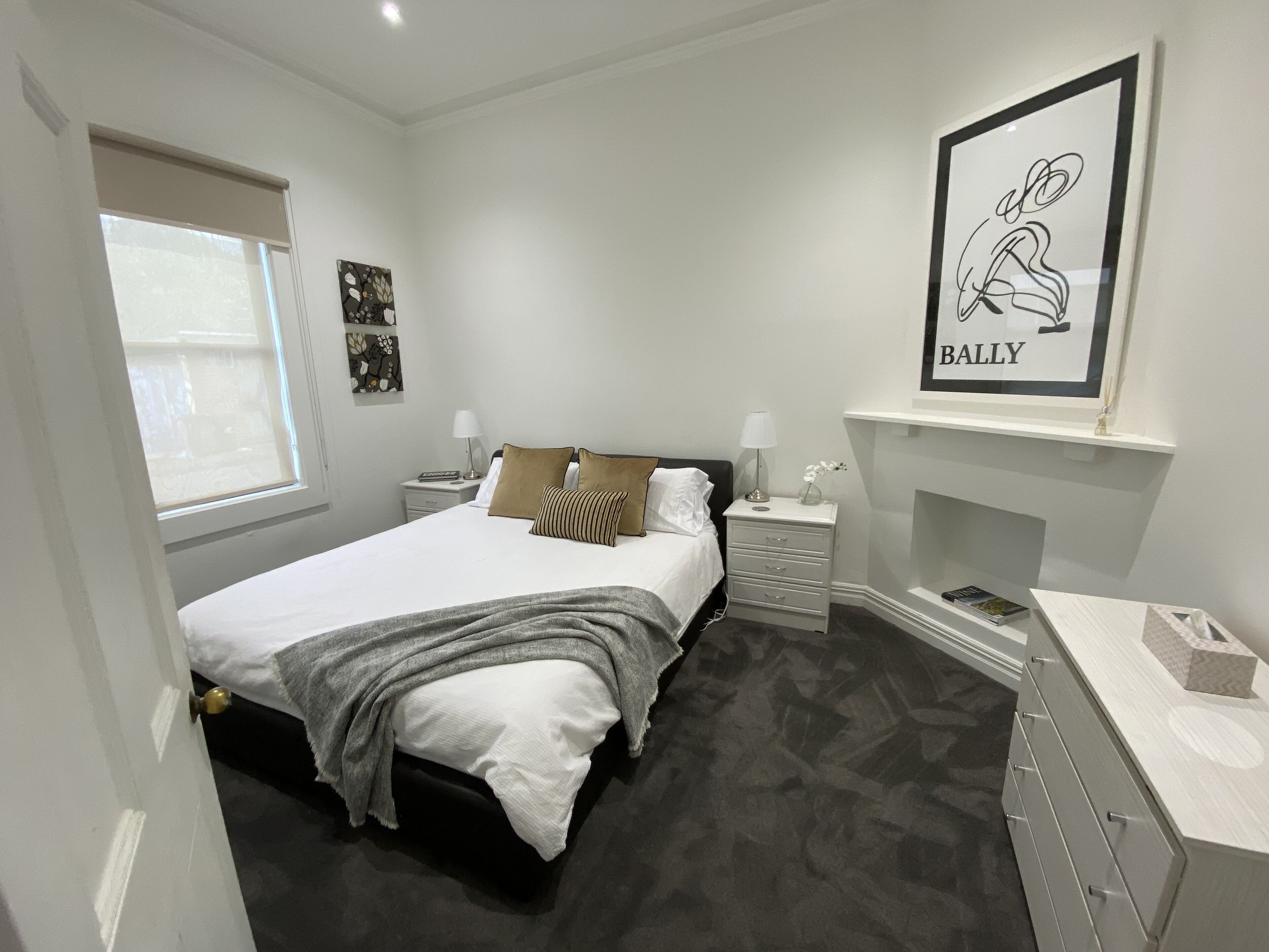 Walk to the MCG AAMI Park - Free Late Checkout Great Location & Backyard — image 10