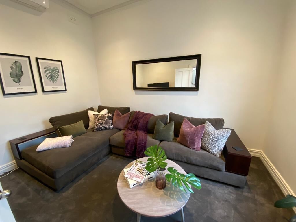 Walk to MCG - Just Renovated 2 Bedroom House in Richmond with Back yard sleeps 5