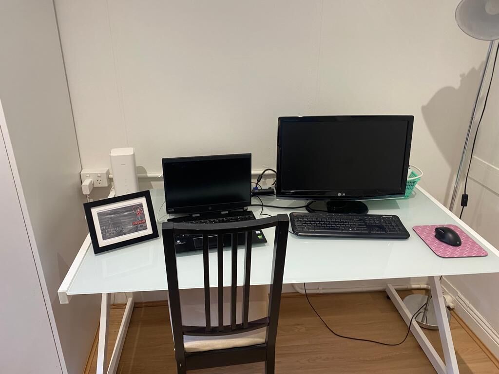 Walk to the MCG AAMI Park - Free Late Checkout Great Location & Backyard — image 12