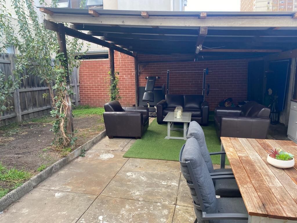 Walk to the MCG AAMI Park - Free Late Checkout Great Location & Backyard — image 13