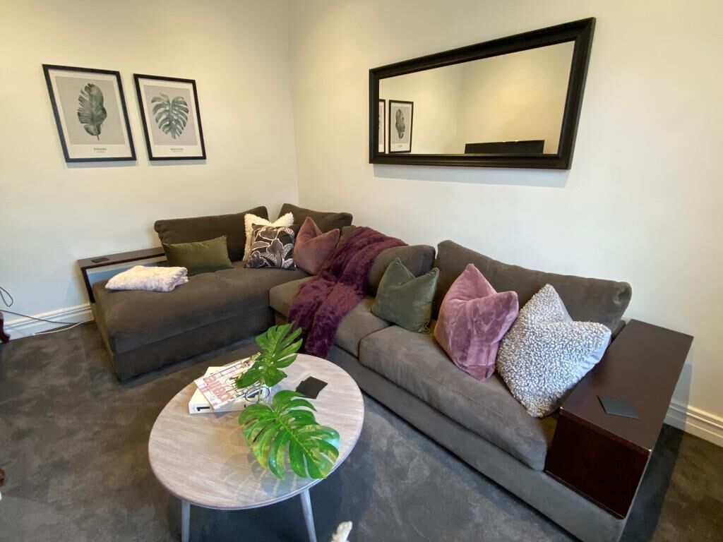 Walk to the MCG AAMI Park - Free Late Checkout Great Location & Backyard — image 22