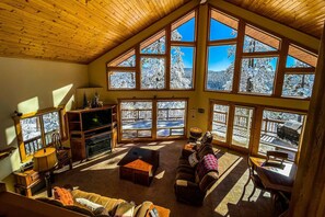 Fernseher, Kamin, Stereoanlage