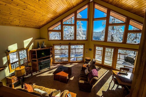 Sky Vista Lodge: Stunning Views, Private Hot Tub, Wraparound Deck, and Close to Wolf Creek Ski Area!