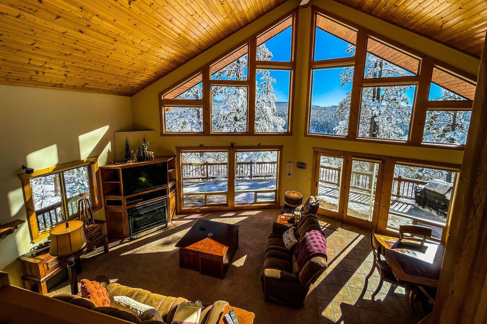 Télévision, cheminée, chaîne hi-fi