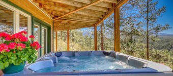 Sky Vista Lodge: Stunning Views, Private Hot Tub, Wraparound Deck, and Close to Wolf Creek Ski Area!