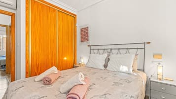 3 slaapkamers, een strijkplank/strijkijzer, gratis wifi, beddengoed