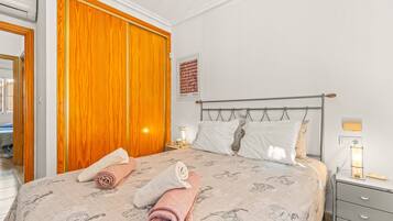 3 slaapkamers, een strijkplank/strijkijzer, gratis wifi, beddengoed