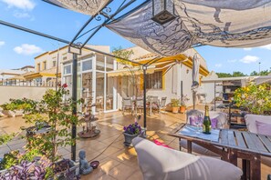 Outdoor dining - Pet-friendly Holiday Home "Seaside House in El Mojon" with Terrace, A/C & Wi-Fi (Pilar de la Horadada)