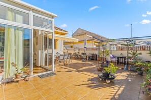 Outdoor dining - Pet-friendly Holiday Home "Seaside House in El Mojon" with Terrace, A/C & Wi-Fi (Pilar de la Horadada)