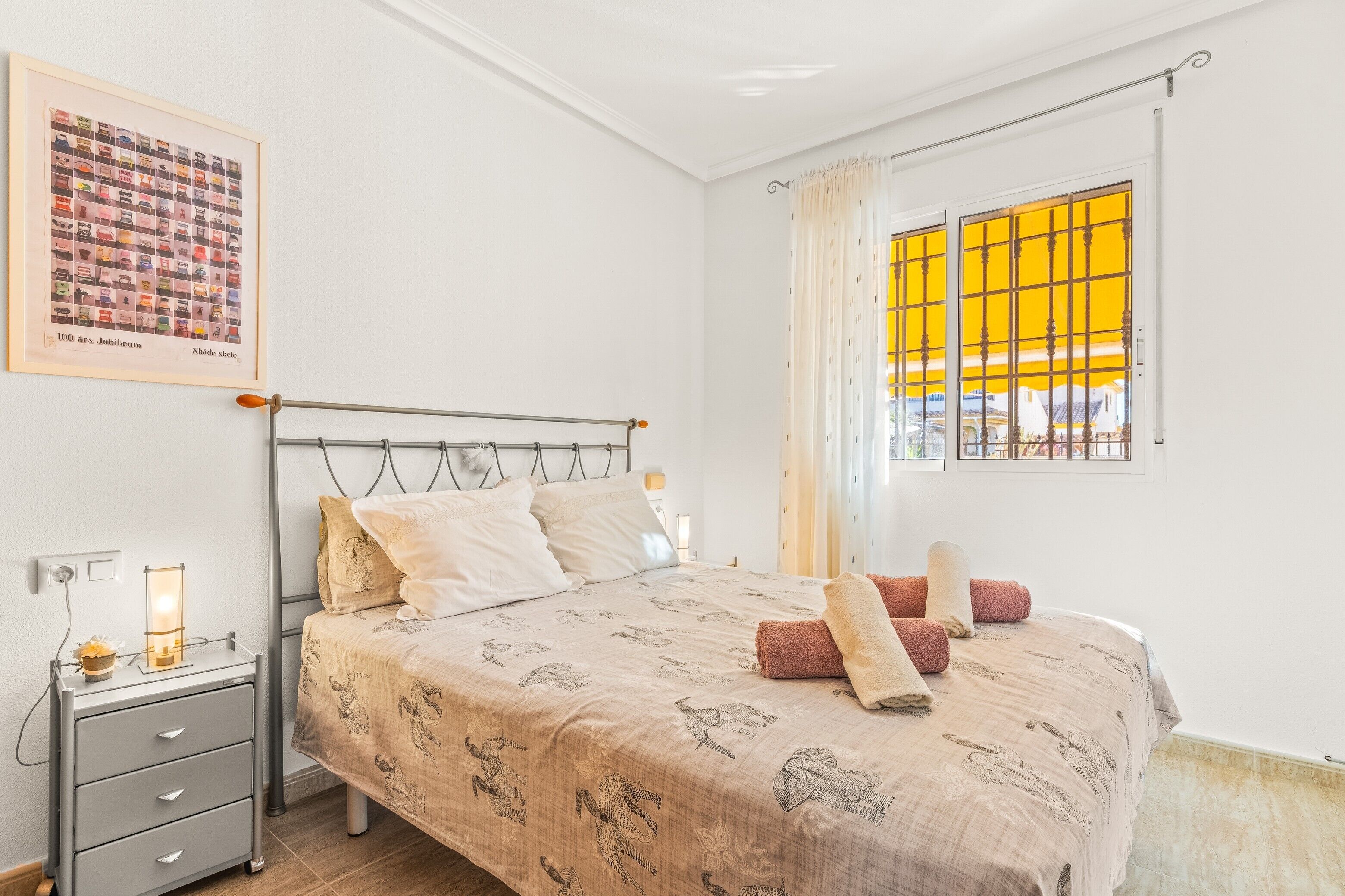 3 slaapkamers, een strijkplank/strijkijzer, gratis wifi, beddengoed