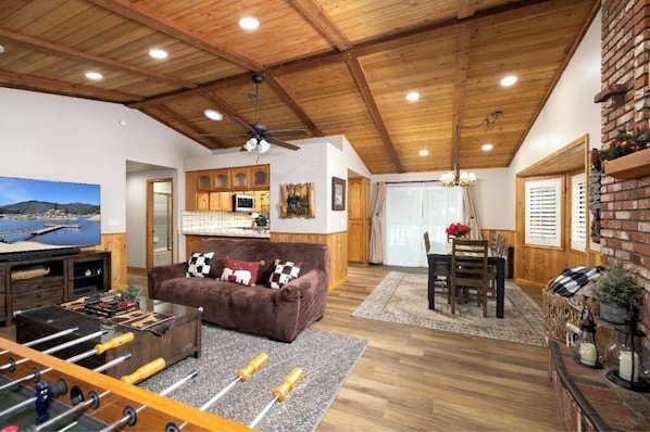 Smart TV, caminetto, videogiochi, lettore DVD