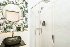 Dusche, Haartrockner, Handtücher, Seife