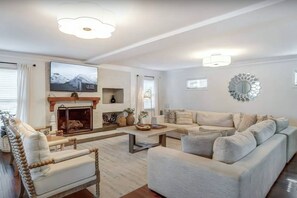 TV, fireplace, Netflix, Hulu - Lake Escape - Beautiful Lake Views! - Hot Tub - Game Room - Kayaks - Dock - Firepit - Pet Friendly (Sherrills Ford)