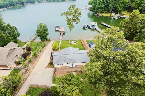 Lake Escape - Beautiful Lake Views! - Hot Tub - Game Room - Kayaks - Dock - Firepit - Pet Friendly