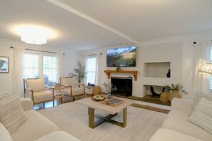 TV, fireplace, Netflix, Hulu