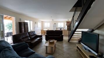 Télévision, table de tennis de table, livres