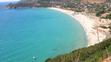 Una spiaggia nelle vicinanze