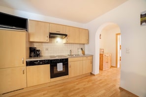 Fridge, microwave, oven, stovetop - Holiday Apartment "Egarthof Arnika" with Mountain View, Wi-Fi, Balcony & Garden (Moos in Passeier, Italien)