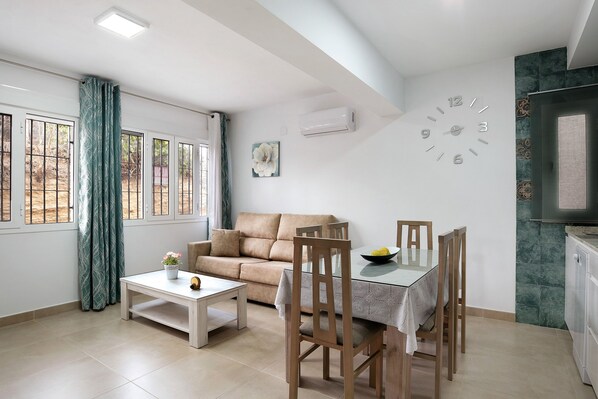Dining - "Apartamento Atalaya" with Air Conditioning and Wi-Fi (cadiz)