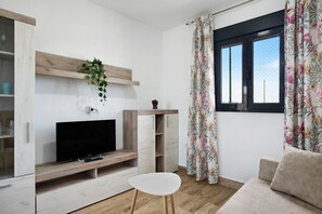 TV - Chalet "Casa Manoli" with Pool, Terrace, Air Conditioning and Wi-Fi (Barrio Nuevo)